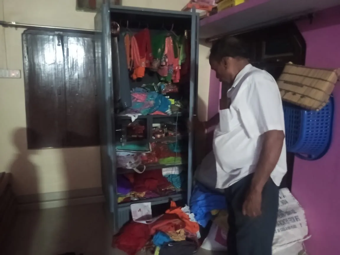 लखीमपुर खीरी: घर में घुसे चोर उठा ले गए लाखों के जेवर और नकदी, गांव में दहशत व्याप्त 