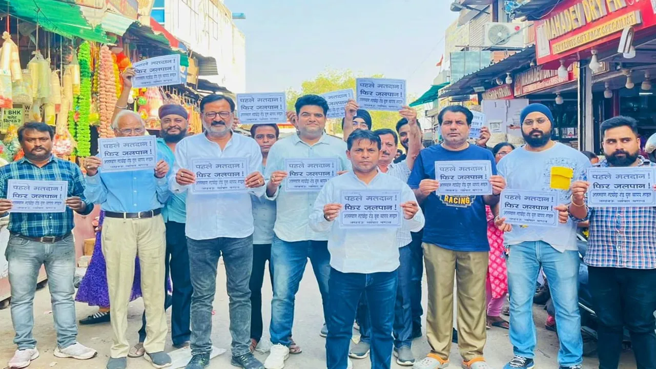 लखनऊ: 150 से अधिक दुकानों पर पहुंचे व्यापार मंडल के पदाधिकारी, कहा-आपकी बार ना जाने देना अपना वोट बेकार 