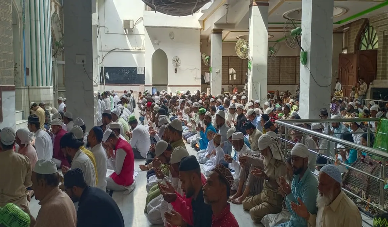 अयोध्या: बारगाहे इलाही में दुआ को उठे हाथ, गुनाहों से की तौबा