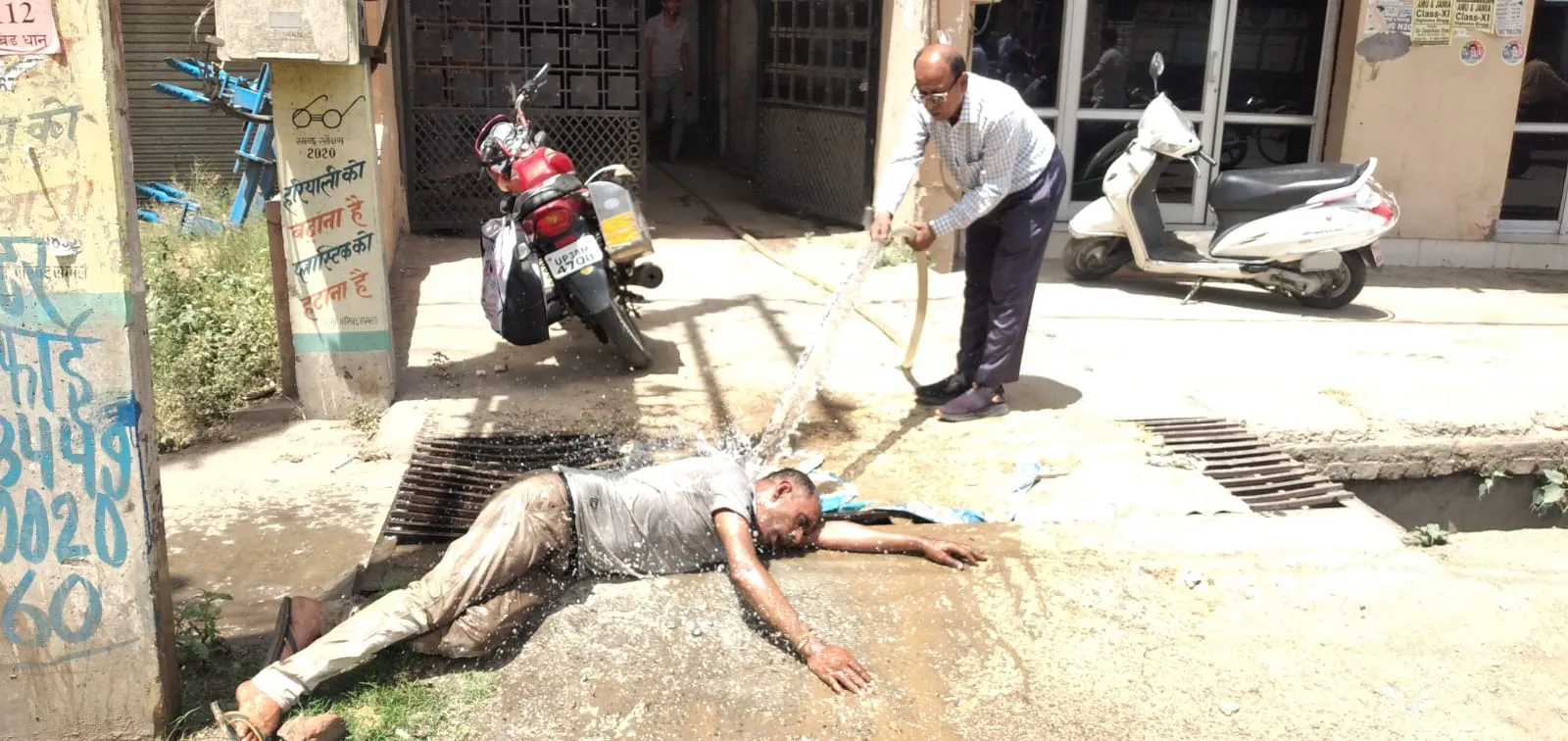 संभल: बदायूं के किसान ने व्यापारी के प्रतिष्ठान पर किया आत्मदाह का प्रयास, जानें वजह