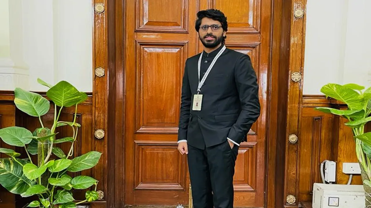 रायबरेली: शिवम ने यूपीएससी परीक्षा में हासिल की 877वीं रैंक, पिता गुमटी में बेचते हैं कॉपी-किताब 