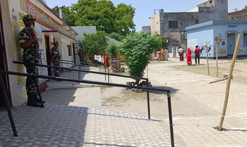 पीलीभीत: धूप ने दिखाए तेवर..सूने पड़ गए मतदान केंद्र, मतदाताओं की संख्या हुई कम