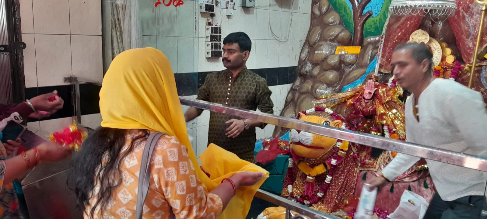 बदायूं: नवरात्रि के तीसरे से दिन हो रही मां चंद्रघंटा की पूजा, माता के जयकारों से गूंजे मंदिर 