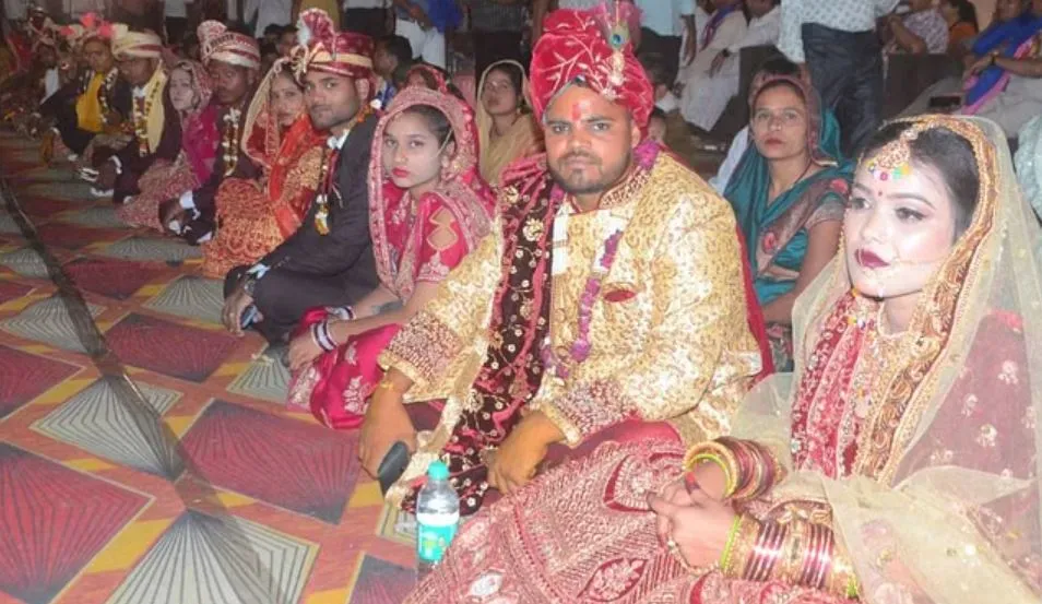 आगरा: 35 जोड़ों ने एक दूसरे का थामा जिंदगी भर के लिए हाथ, बौद्ध रीति-रिवाज से हुआ विवाह