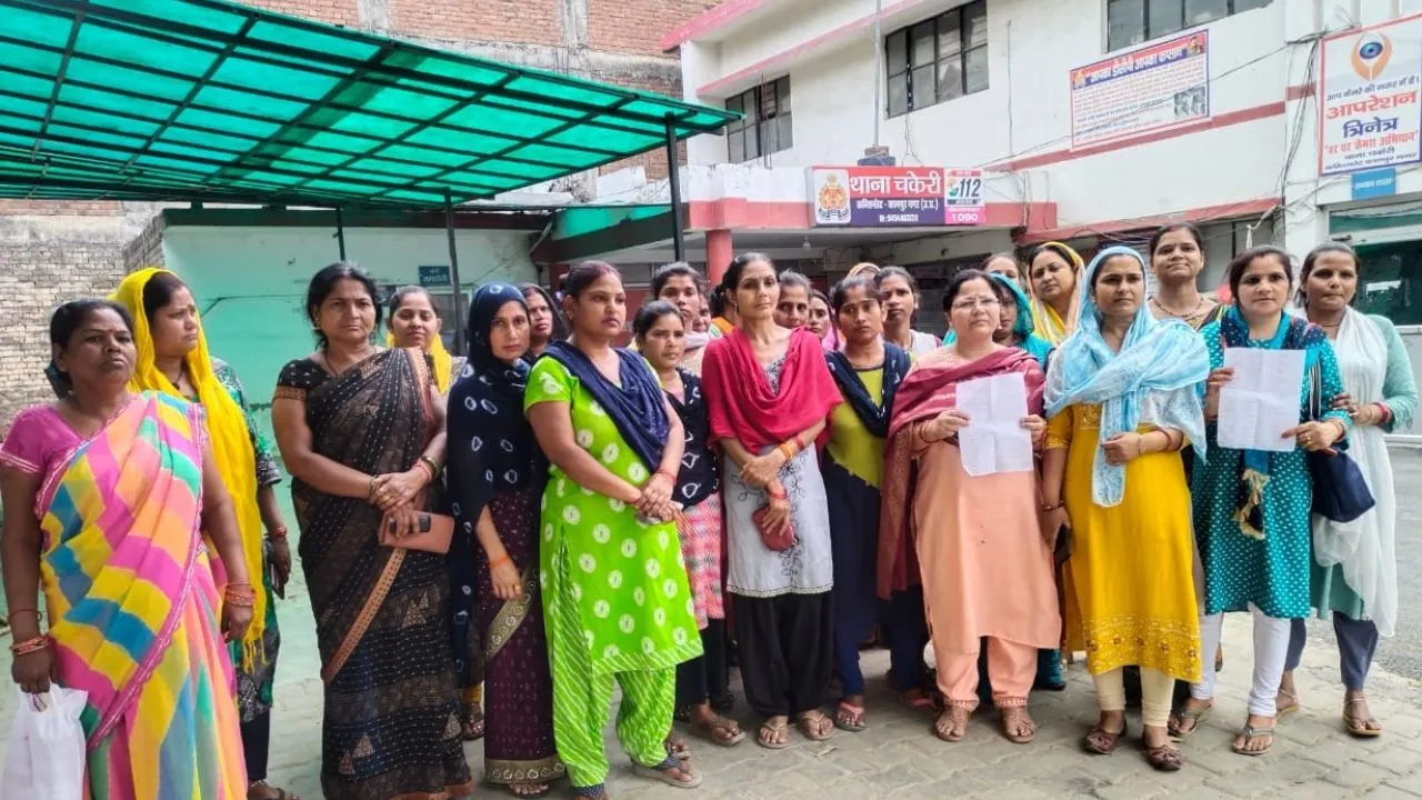 Kanpur: खादी ग्रामोद्योग में नौकरी देने के नाम पर 65 महिलाओं से ठगी, वेतन मांगने पर की अभद्रता, पढ़ें- पूरा मामला