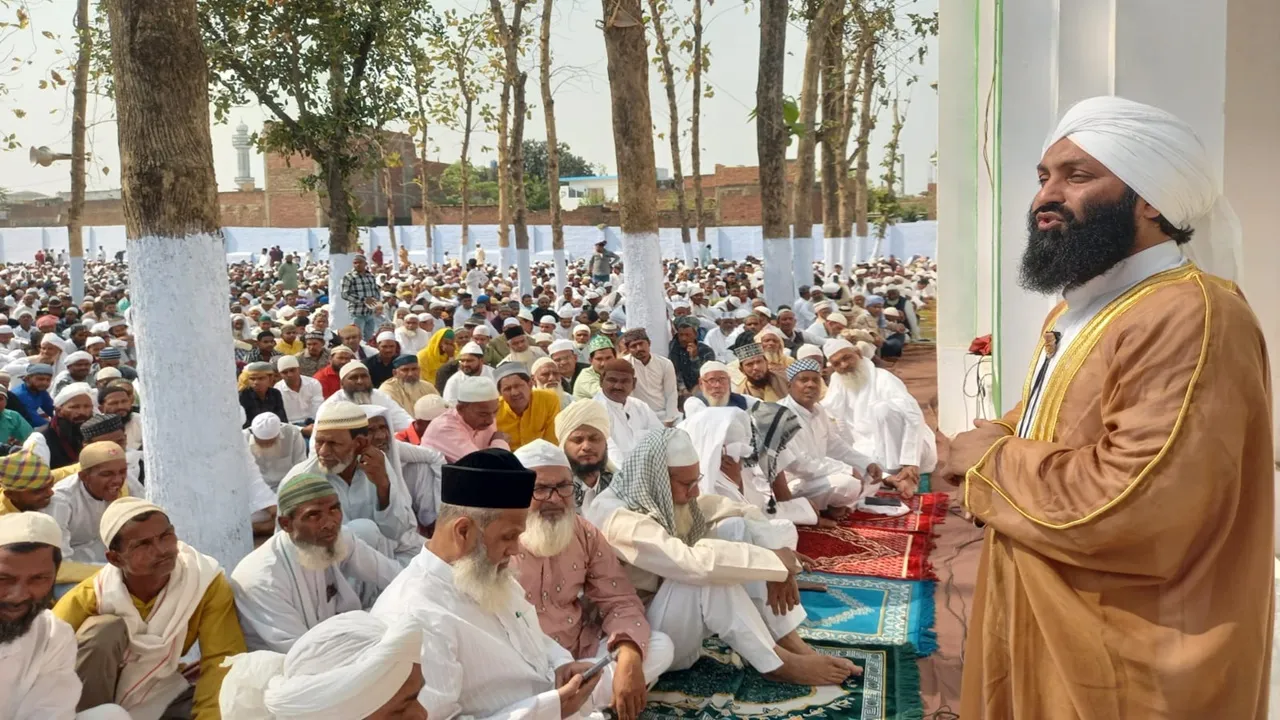 बहराइच: देश की सलामती और अमन चैन के लिए उठे हाथ, नमाज के बाद एक दूसरे को दी ईद की बधाई