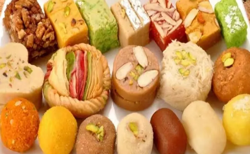 कासगंज: दूषित मिठाई खाने से 11 लोगों की बिगड़ी हालत, अस्पताल मे भर्ती