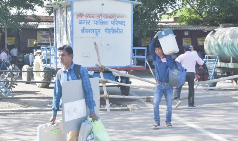 पीलीभीत: मंडी से शुरू हुई पोलिंग पार्टियों की रवानगी, सुरक्षा चाक-चौबंद