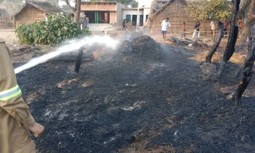 लखीमपुर-खीरी: मुंशीगढ़ चखरा में लगी भीषण आग, 6 घर जलकर स्वाहा 