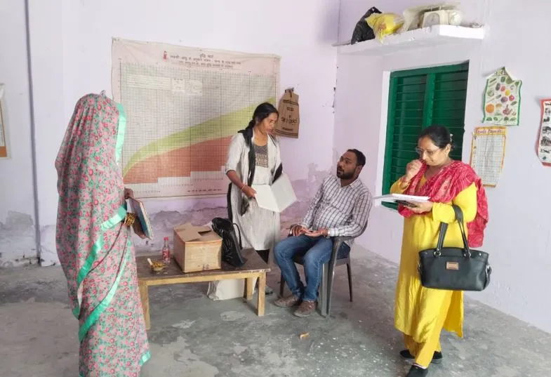 कासगंज: औचक निरीक्षण के दौरान अनुपस्थित मिलीं आंगनबाड़ी कार्यकत्री और सहायकाएं, कारण बताओ नोटिस थमाया