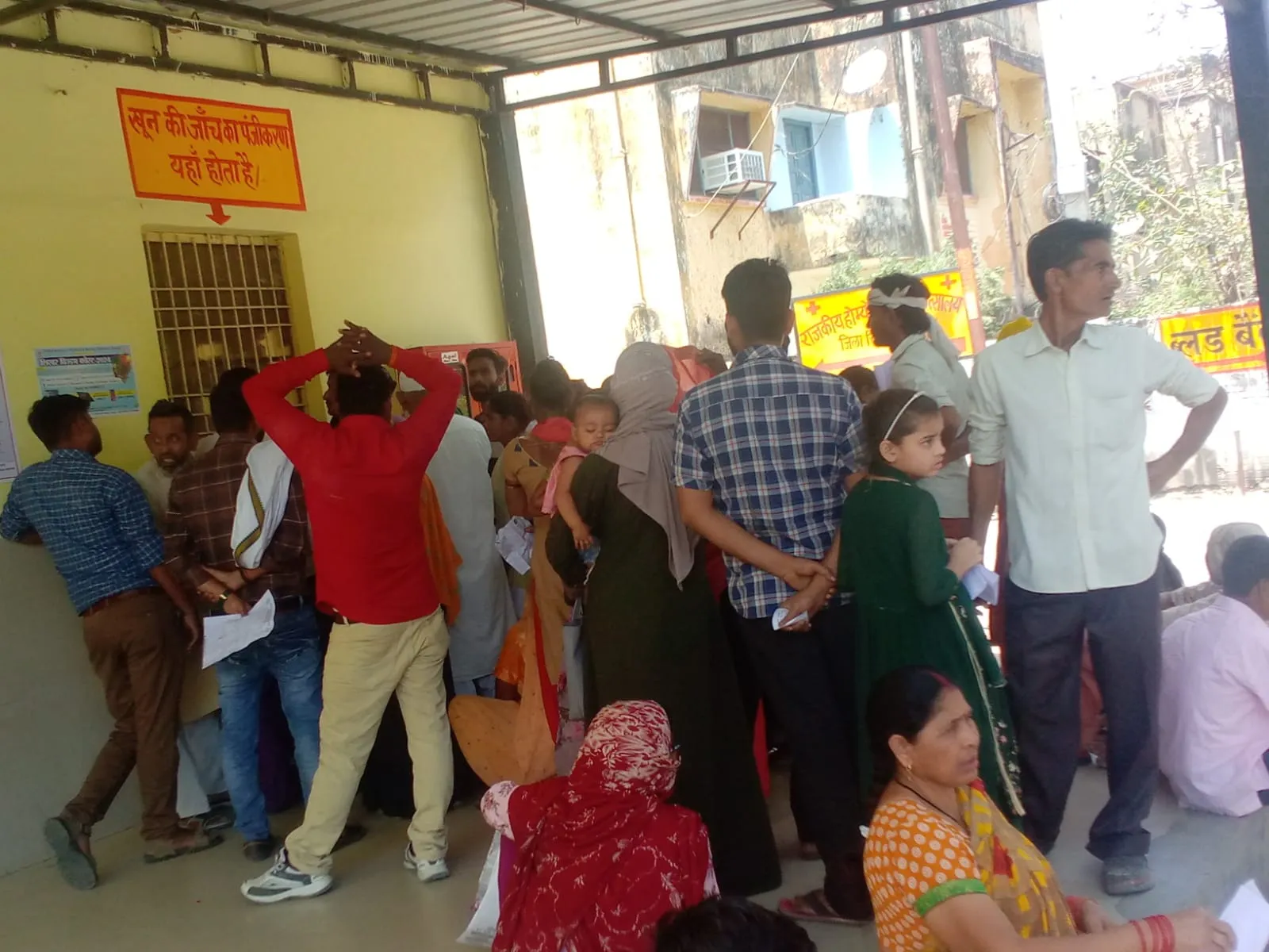 बदायूं: बार-बार बत्ती हो रही गुल, ब्लड टेस्ट की नहीं मिल रही रिपोर्ट... घंटों लाइन में करना पड़ता है इंतजार