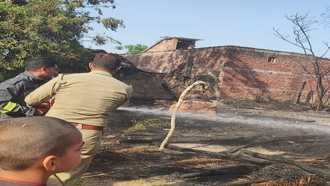  बहराइच: अज्ञात कारणों से लगी आग, तीन ग्रामीणों के घर जले, हजारों का नुकसान