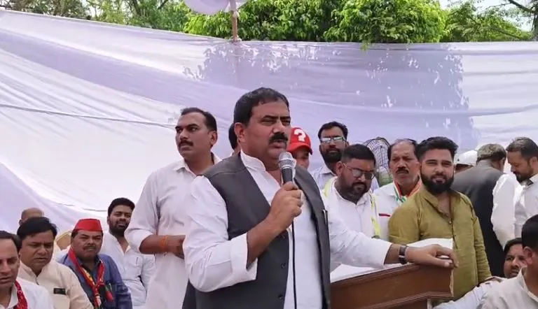 बरेली: सपा विधायक अताउर रहमान के बिगड़े बोल, भाजपा प्रत्याशी को बताया लुटेरा