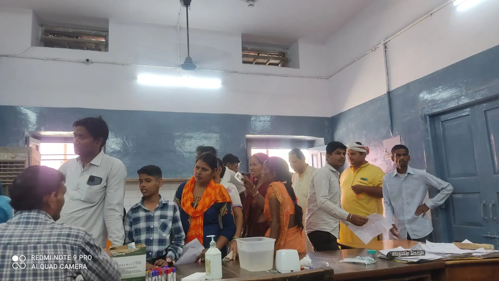 बरेली: पैथोलॉजी लैब में गर्मी से मरीज परेशान, सैंपल भी हो रहे खराब