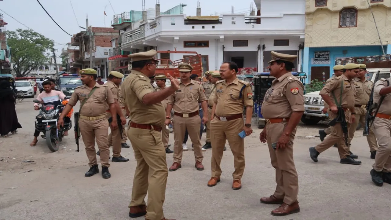 श्रावस्ती: शांति व्यवस्था बनाये रखने को एसपी ने कस्बा भिनगा में किया फ्लैग मार्च 