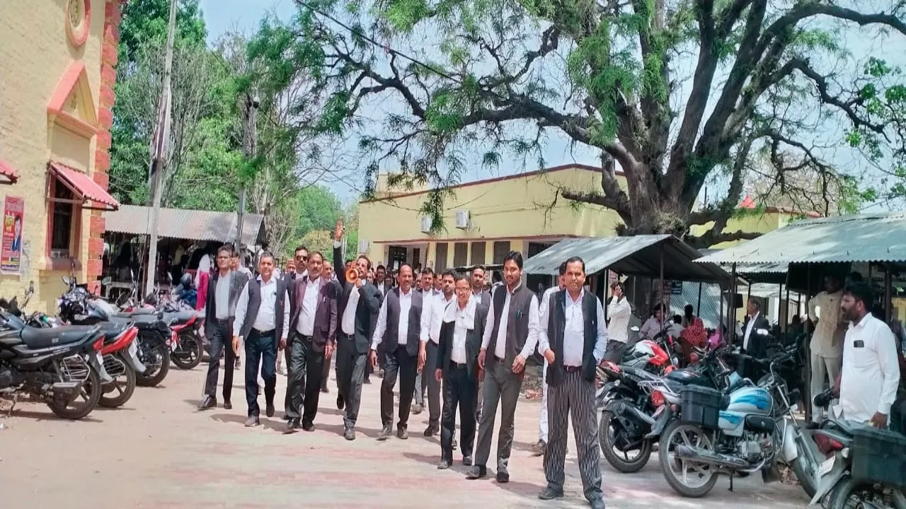 ग्राम न्यायालय को लेकर गोंडा में अधिवक्ताओं ने निकाला जुलूस