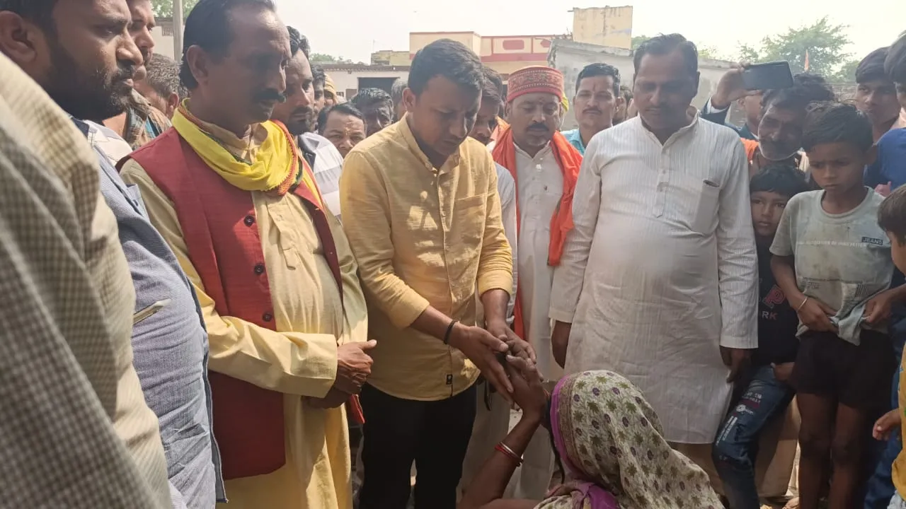 बहराइच: पीड़ित के घर पहुंचे ब्राह्मण समाज के लोग, पुलिस पर लगाए गंभीर आरोप-जानें क्या है मामला 