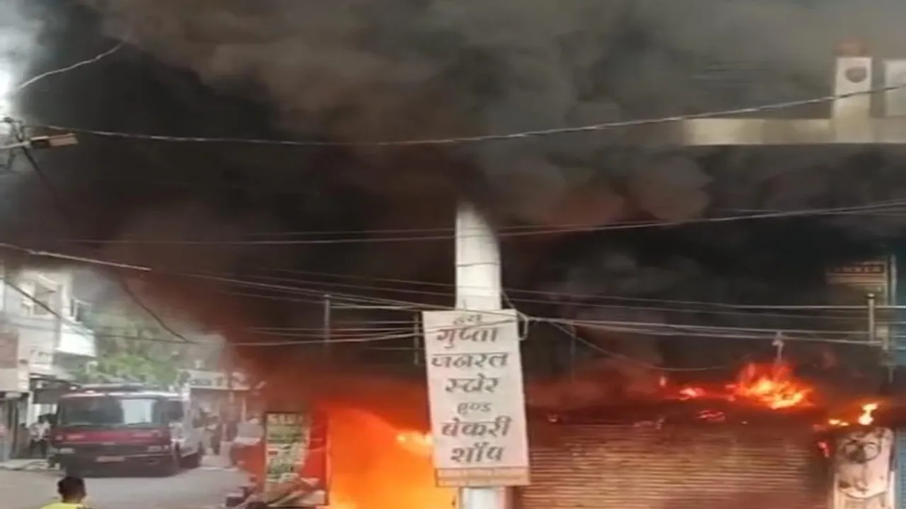 Video: रायबरेली में मोबाइल शॉप में लगी आग, लाखों का सामान जला