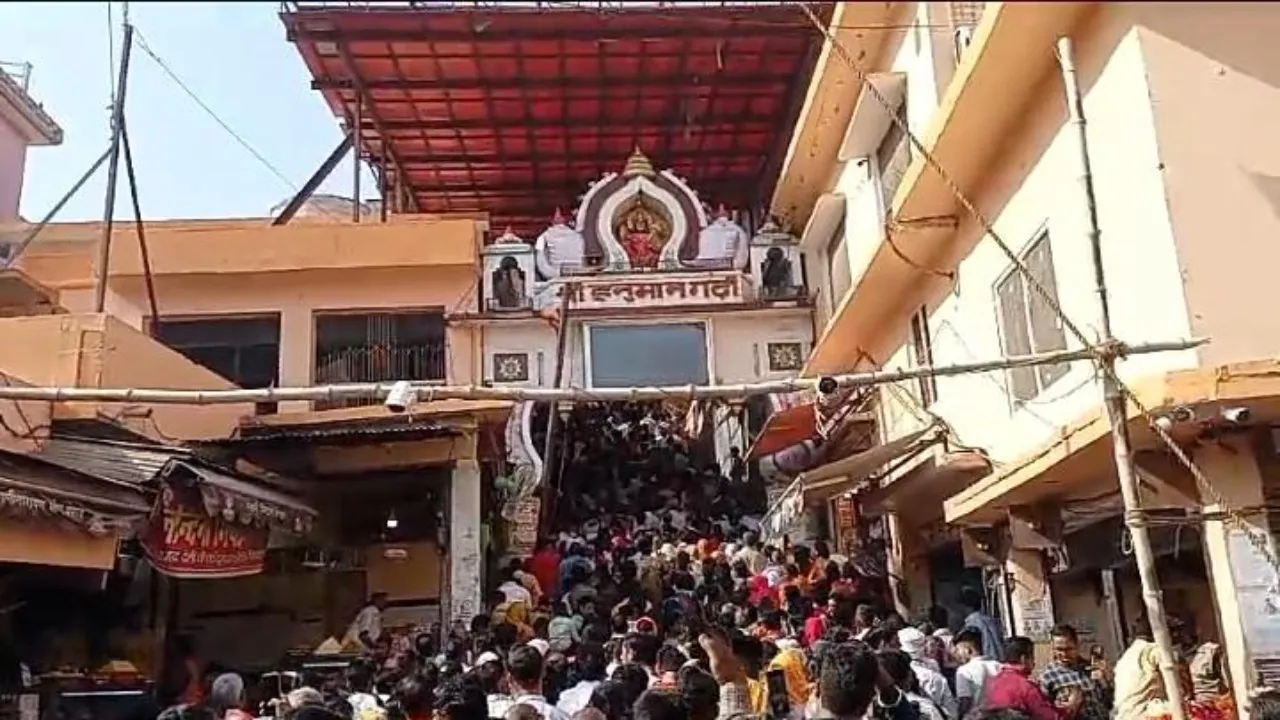हनुमान जयंती पर दर्शन-पूजन के लिए अयोध्या में उमड़े श्रद्धालु, हनुमानगढ़ी में लगी कतारें 