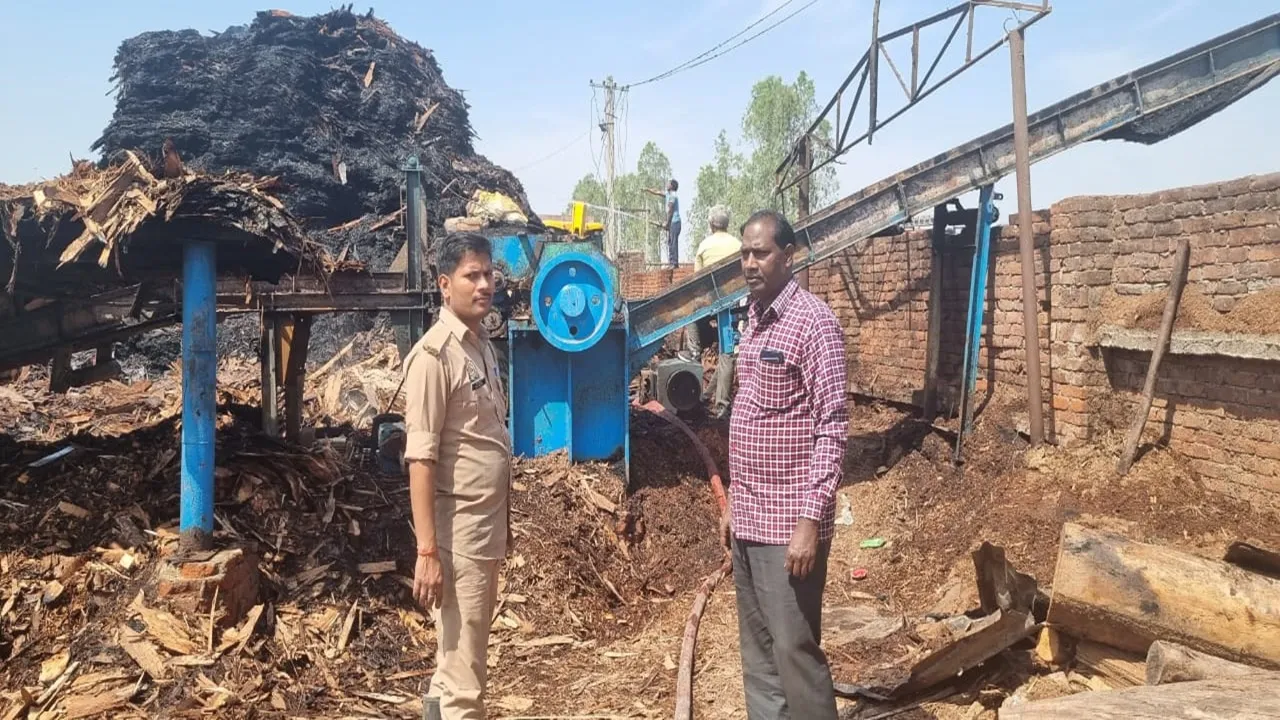 सुलतानपुर: शार्ट सर्किट से प्लाईवुड फैक्ट्री में लगी आग, लाखों का नुकसान 