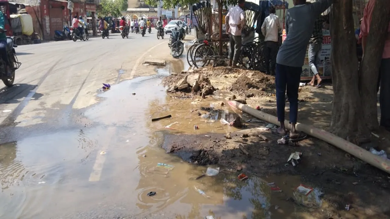 अयोध्या: रीडगंज पंप की फटी पाइप लाइन, हर घंटे बह रहा हजार लीटर पानी