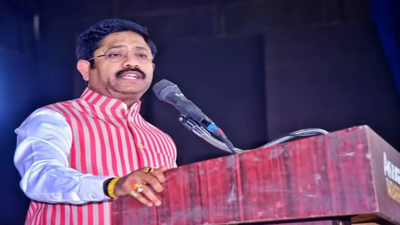 अंबेडकरनगर पहुंचे नंदी, अखिलेश यादव पर साधा निशाना, कहा-विरासत में गद्दी मिल सकती है बुद्धि नहीं 