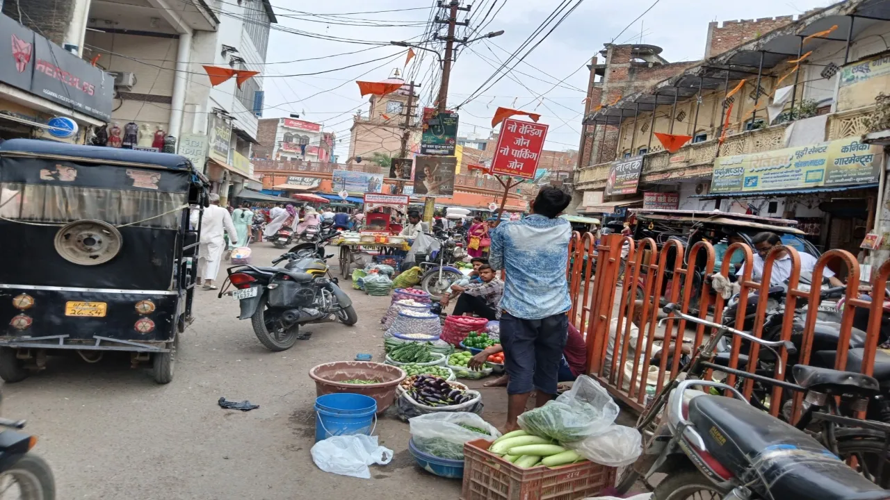 सुलतानपुर: आवंटन के बाद भी फुटपाथ पर काबिज हैं पटरी दुकानदार