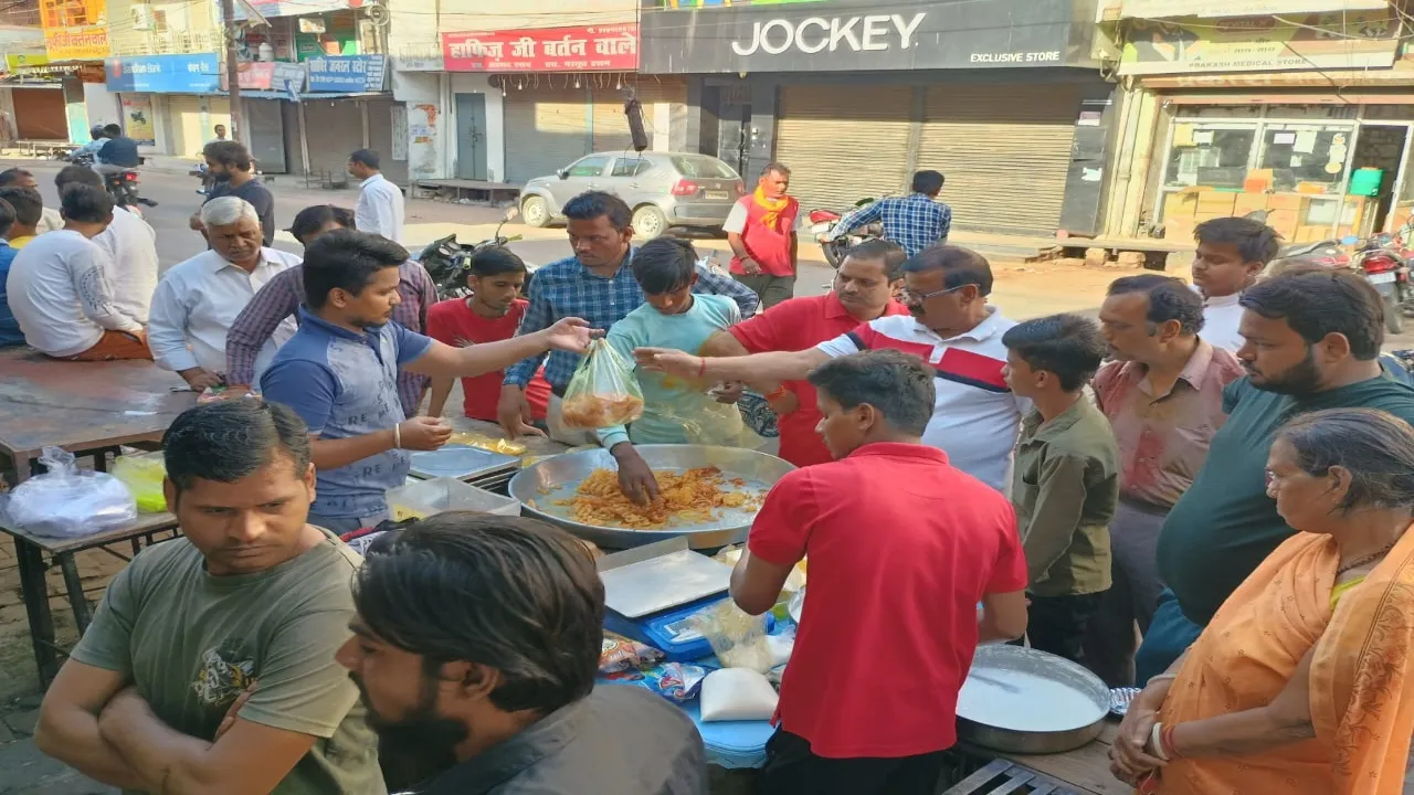 हरदोई में जगह-जगह हो रहा कन्या भोज, दही जलेबी की दुकानों पर लगी हैं लाइनें 