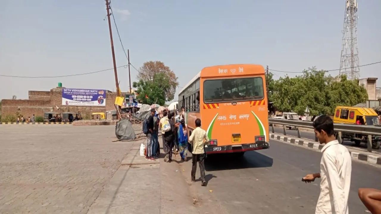 बाराबंकी: हाईवे से गुजर रही बसें, नाम का है Bus stop 