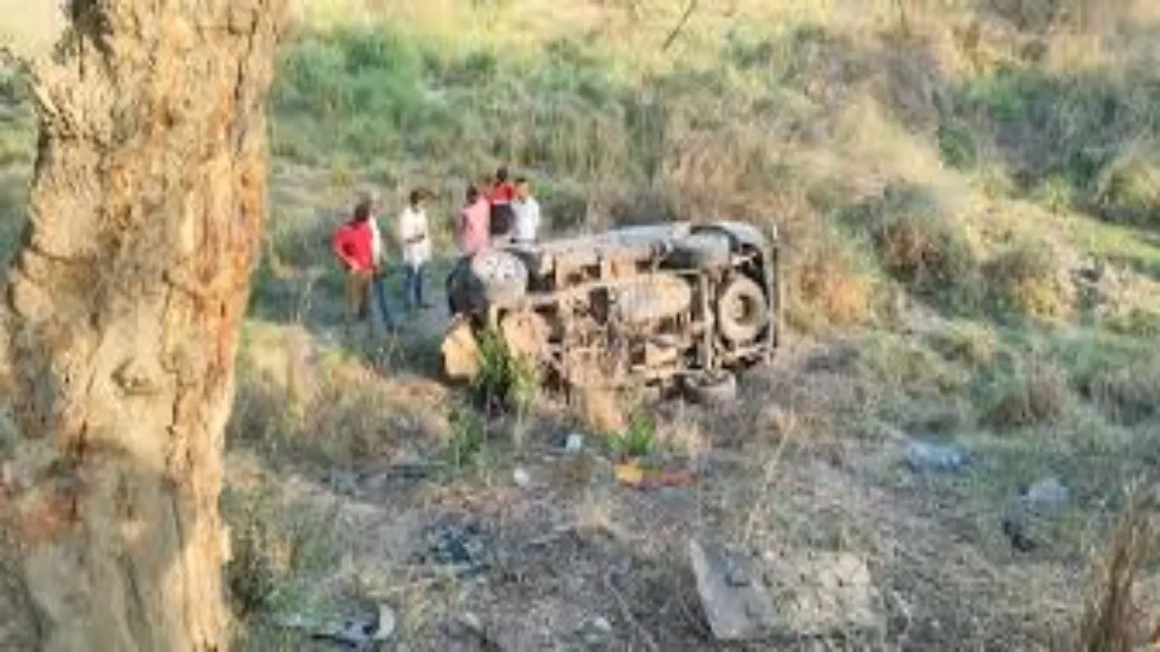 बलिया में भीषण सड़क हादसा, पेड़ से टकराकर पलटी कार-चार लोगों की मौत