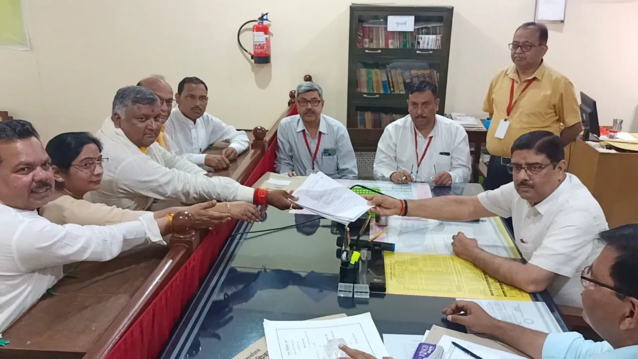 बदायूं: मंदिर में माथा टेक कर और चादर चढ़ाकर प्रत्याशियों ने कराया नामांकन