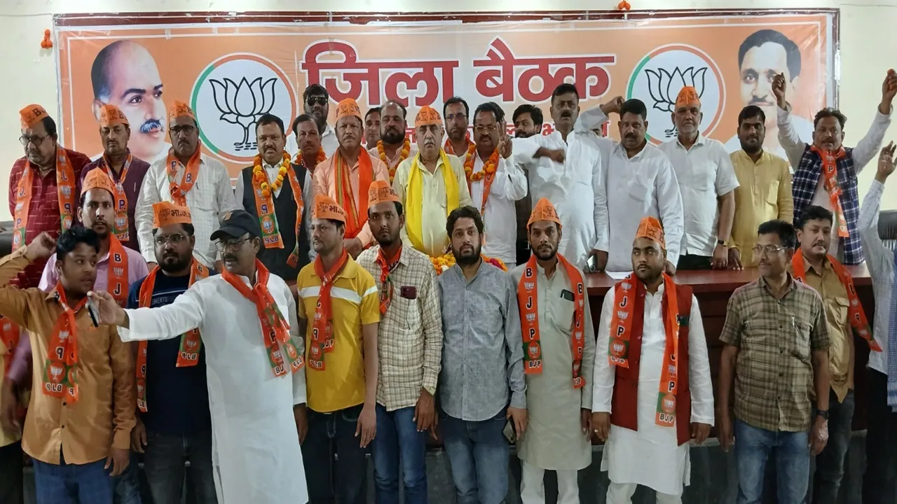 गोंडा: सपा, बसपा व कांग्रेस छोड़ भाजपा में शामिल हुए अल्पसंख्यक