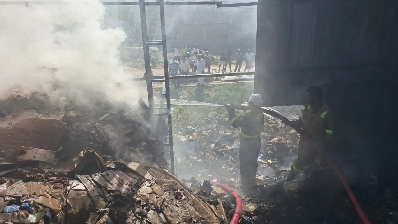 प्रयागराज: कबाड़ गोदाम में लगी भीषण आग, हुआ लाखों का नुकसान