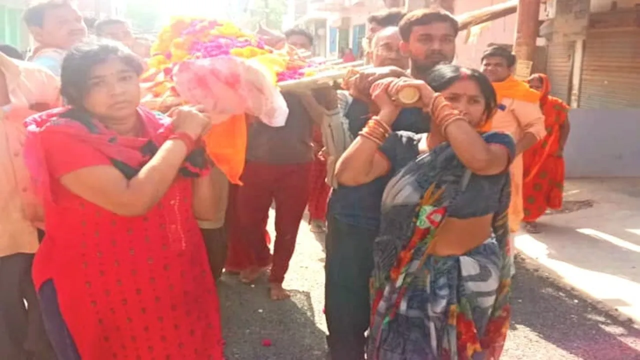 प्रयागराज: बेटियों ने निभाया बेटे का फर्ज, पिता की अर्थी को कंधा देकर दी मुखाग्नि, बेटे की पहले ही हो चुकी है मौत