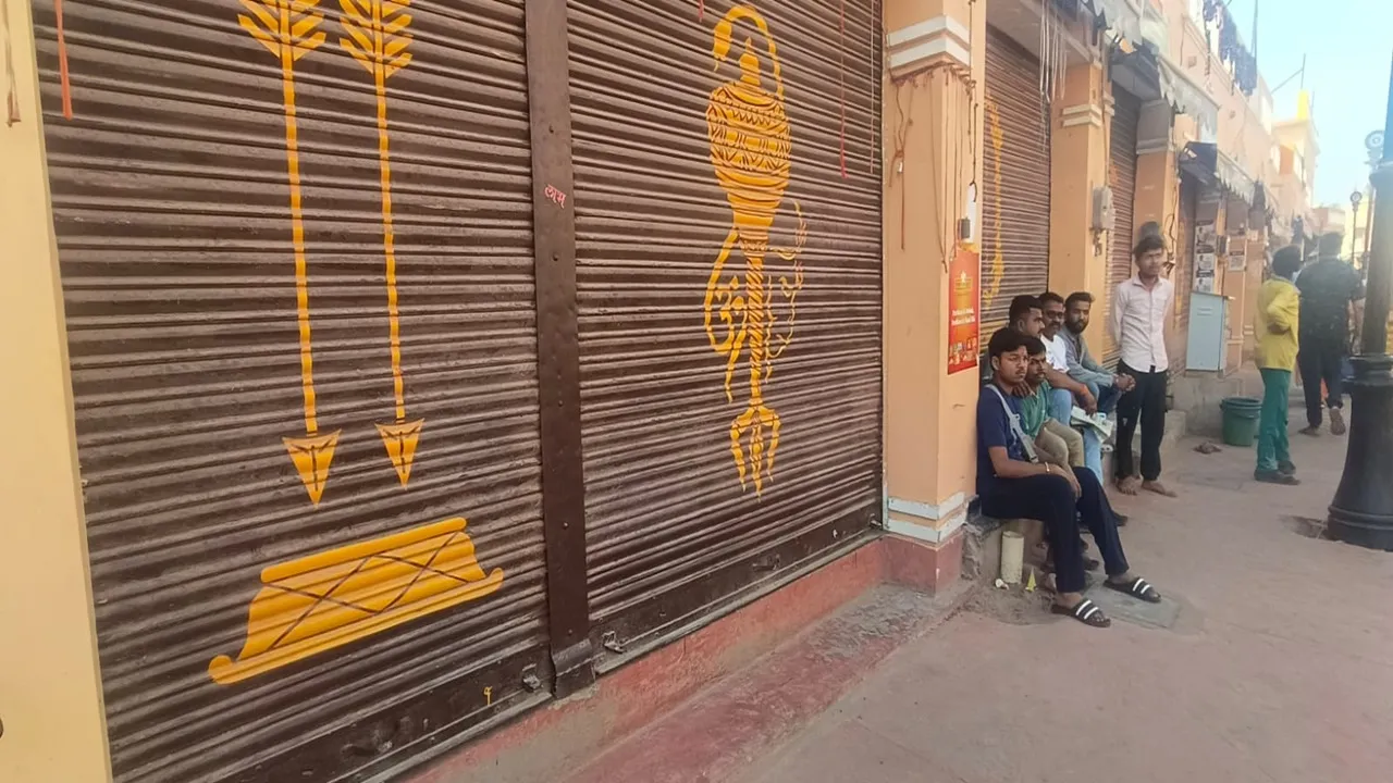 अयोध्या: हनुमान गढ़ी के लड्डू व्यापारी खफा, बंद की दुकानें, सुबह से बिना प्रसाद दर्शन कर रहे भक्त, जानें वजह