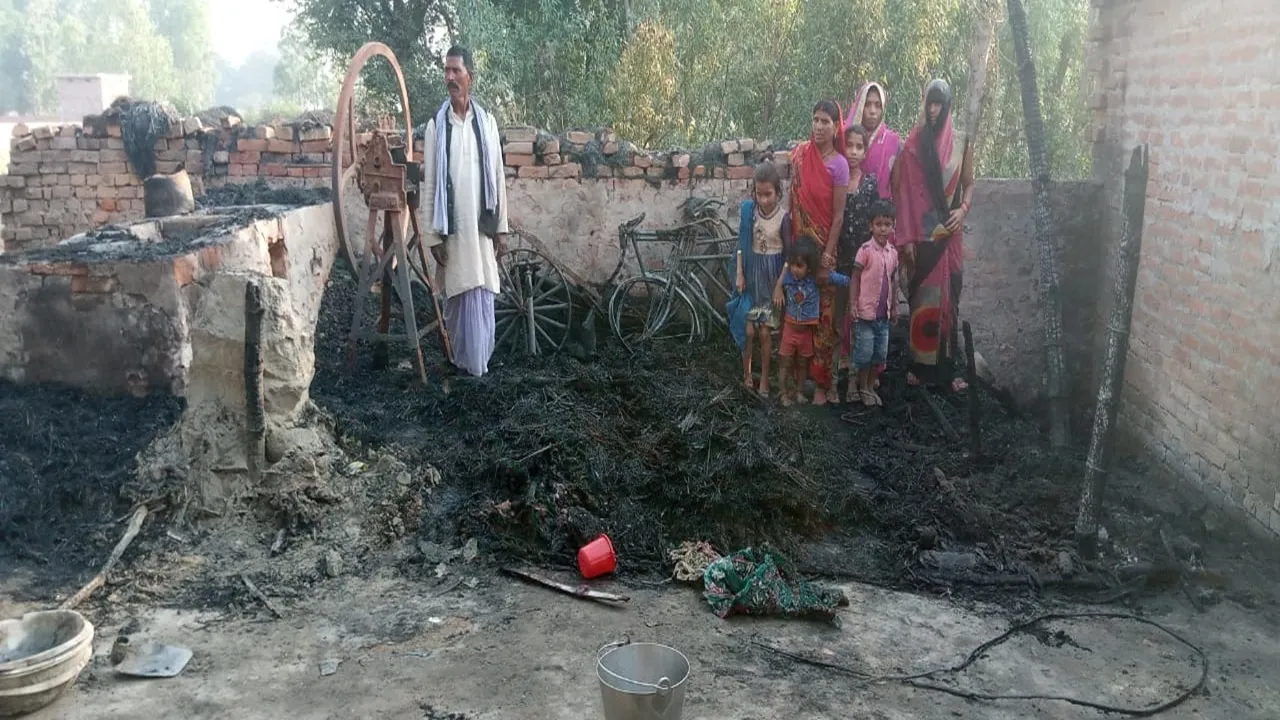 बहराइच: मकान जलने से डेढ़ लाख की संपत्ति का हुआ नुकसान