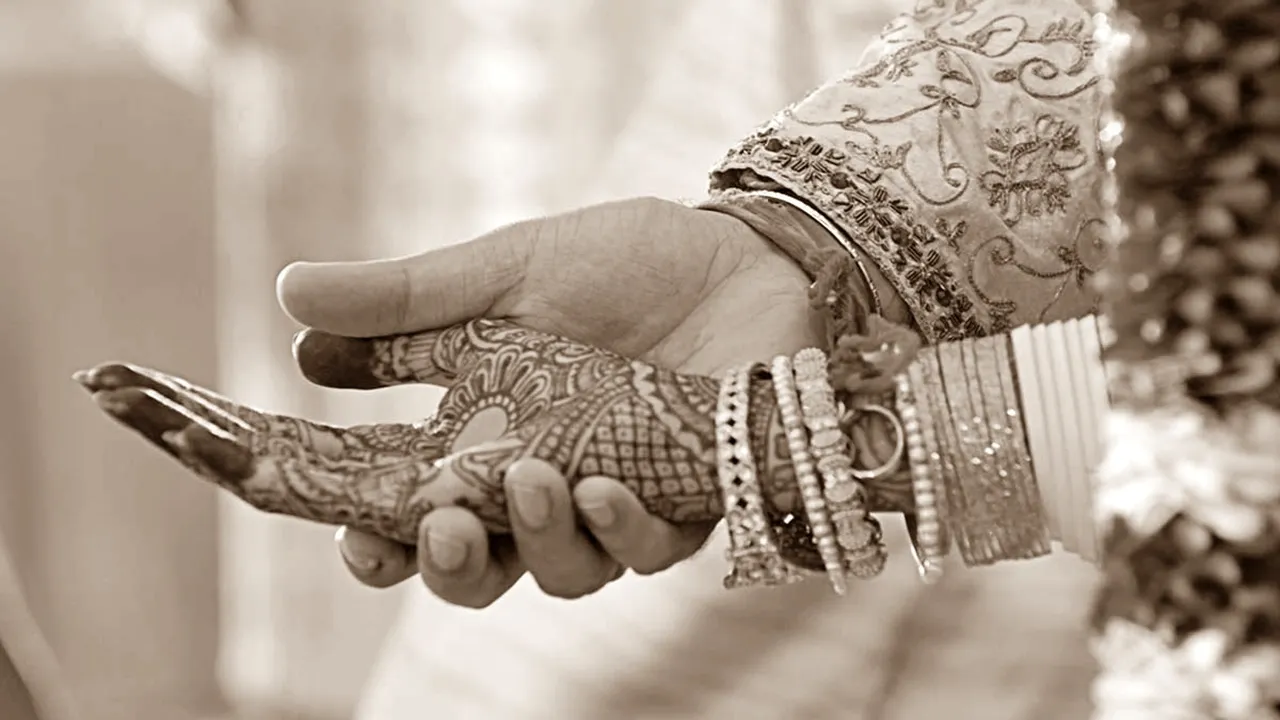 हरदोई: तीन बच्चे और पत्नी को छोड़ जीजा ने साली संग रचाई दूसरी शादी, पहली पत्नी को पीटकर घर से निकाला