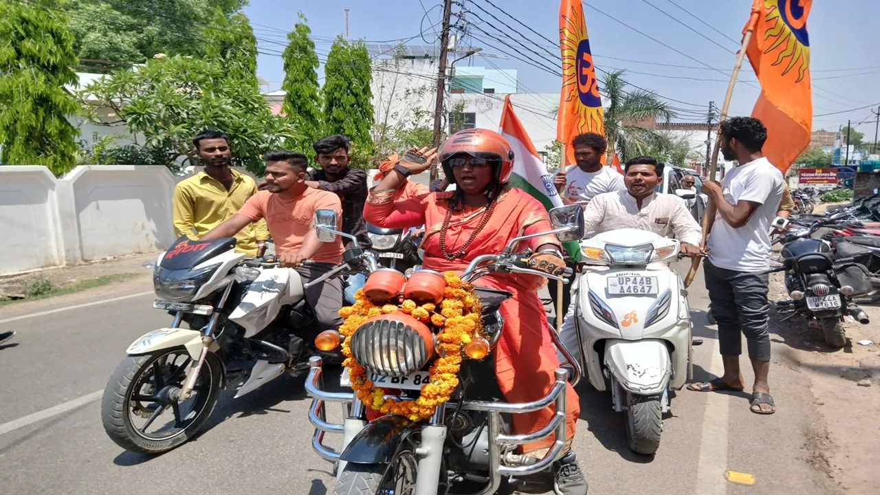 Sultanpur: 17 000 किमी की यात्रा कर सुलतानपुर पहुंचीं बुलेट रानी, PM मोदी को लेकर किया बड़ा दावा