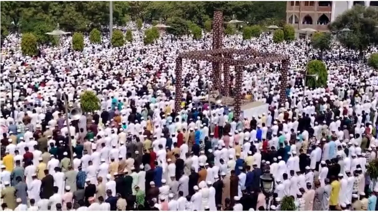 Eid al-Fitr आज: टीले वाली मस्जिद और ऐशबाग ईदगाह में अदा की गई नमाज, लोग ने एक-दूसरे को गले लगकर दी बधाई