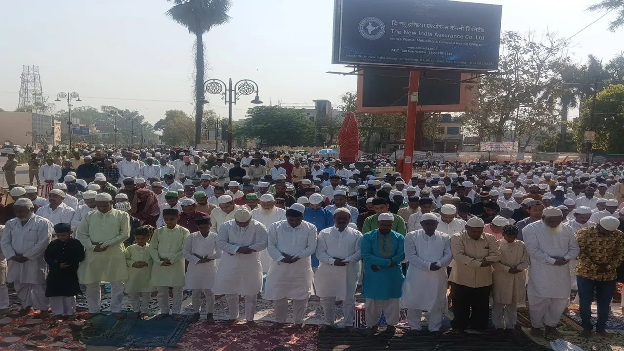 अयोध्या: दुआ को उठे हजारों हाथ, मिल कर रहेगें साथ-साथ, लोगों ने गले मिलकर एक दूसरे को दी मुबारकबाद