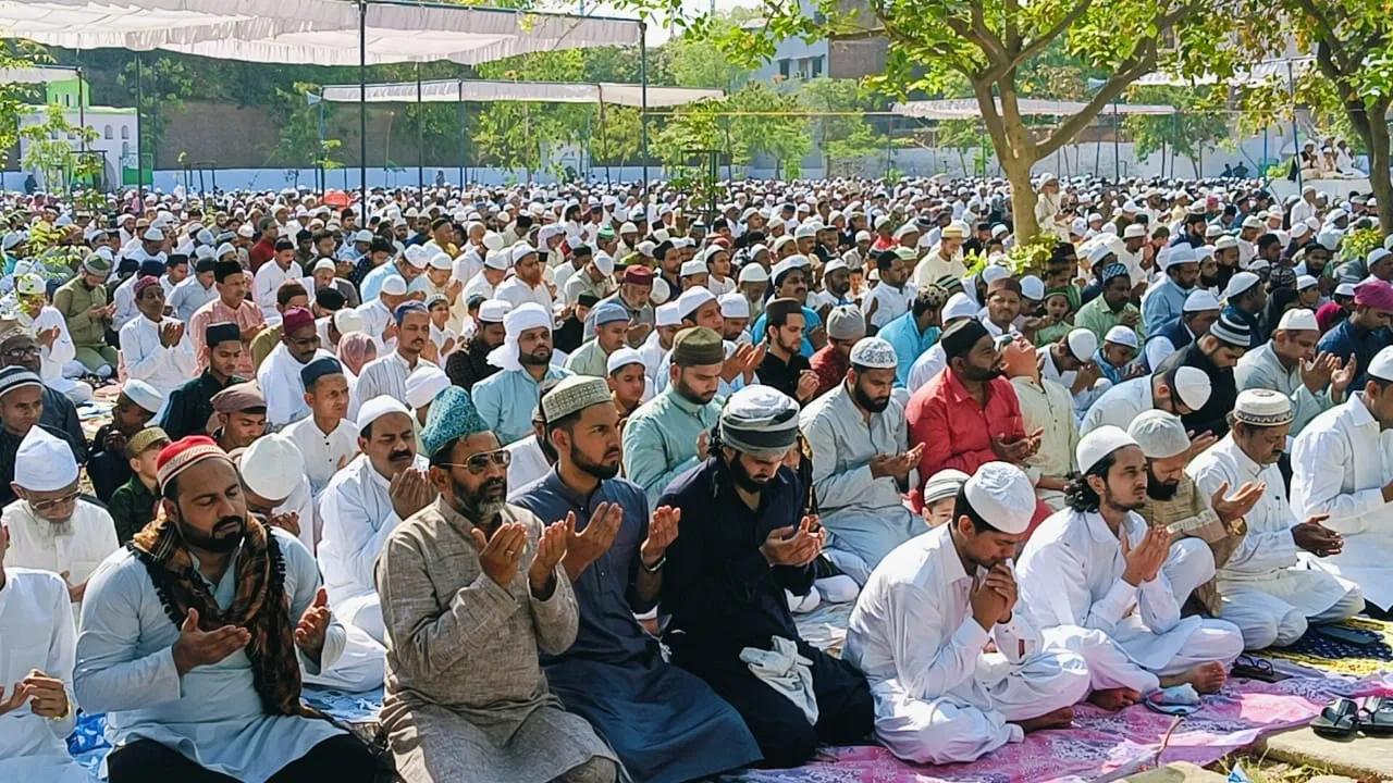 प्रयागराज: नमाज के बाद एक दूसरे को गले लगाकर दी ईद-उल-फितर की बधाई