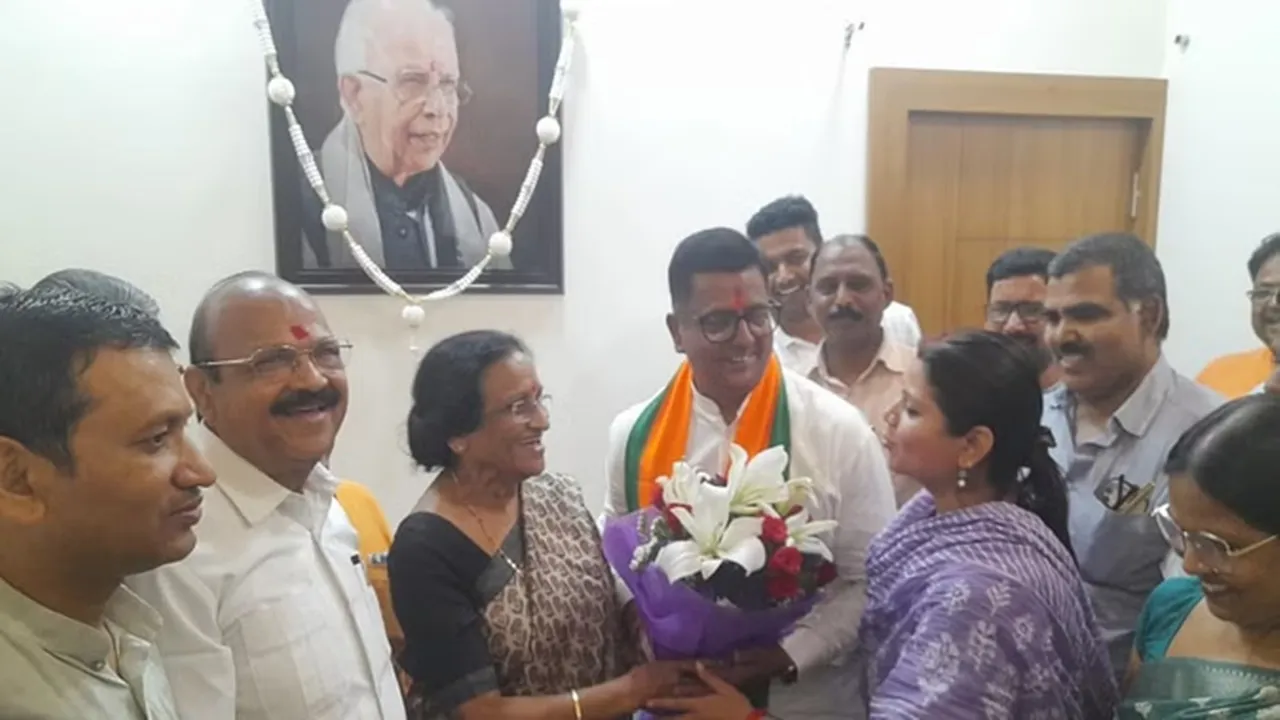 प्रयागराज से नीरज त्रिपाठी को भाजपा ने बनाया उम्मीदवार, सांसद रीता बहुगुणा जोशी ने घर जाकर दी बधाई  