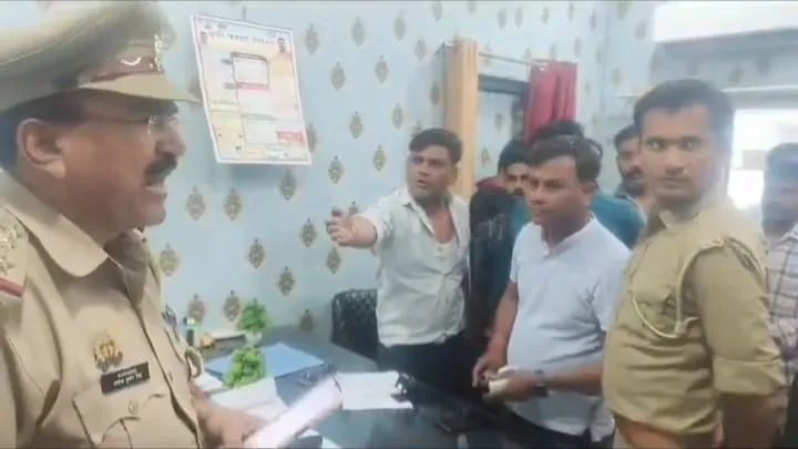 शाहजहांपुर: संपत्ति को लेकर भिड़े विधायक के भाई, थाने में हंगामा