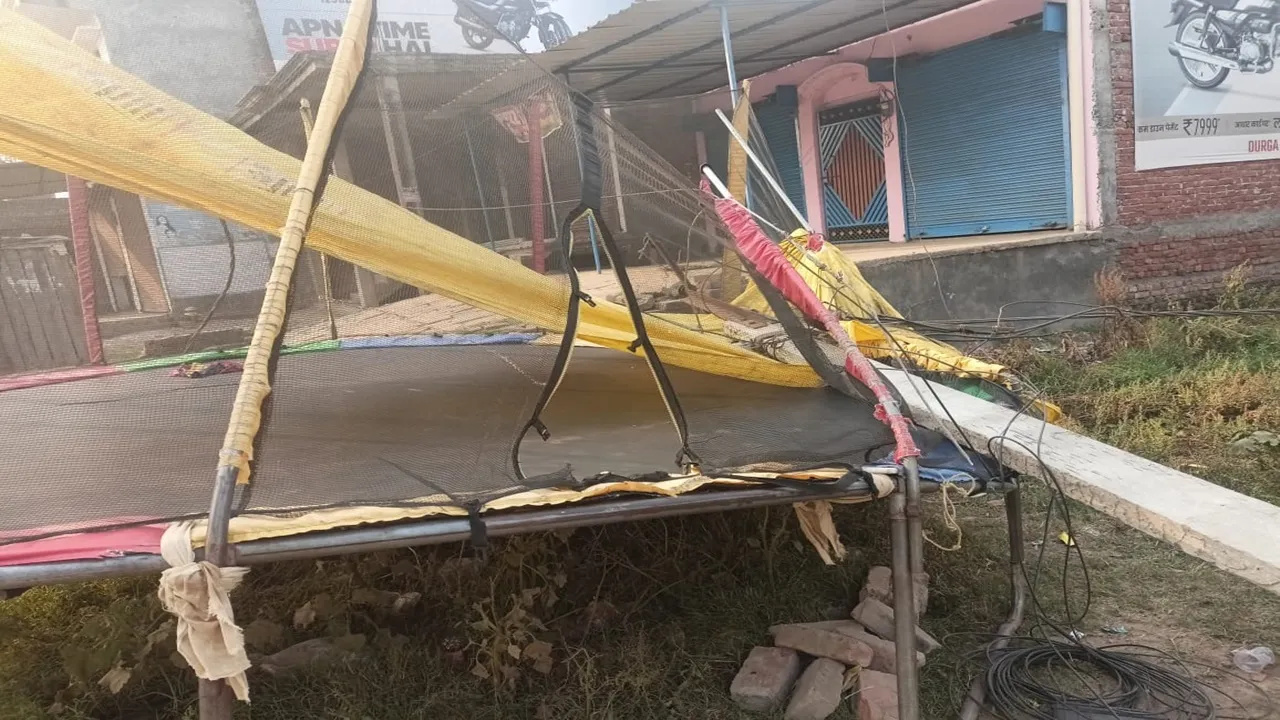 बहराइच: ट्रक की टक्कर से टूटा विद्युत पोल, आधे नगर पंचायत की बिजली गुल