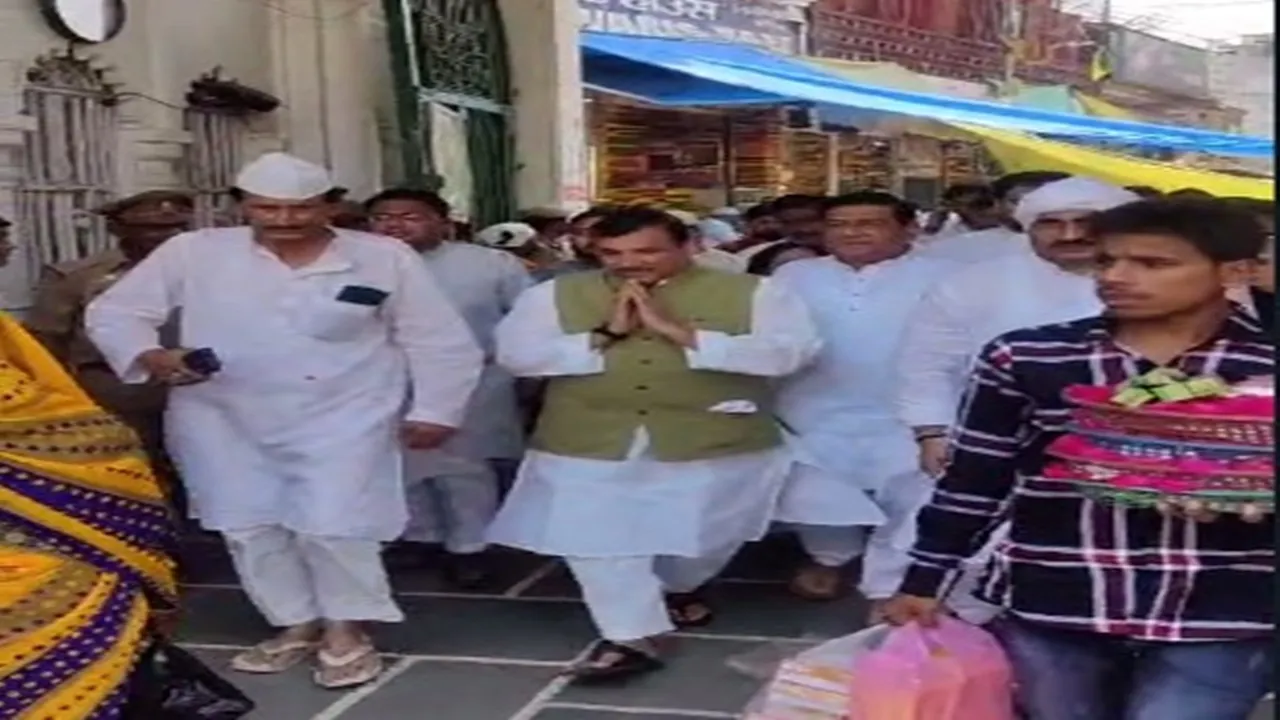 पत्नी संग बाराबंकी पहुंचे संजय सिंह, सूफी संत हाजी वारिस अली शाह की मजार पर टेका माथा