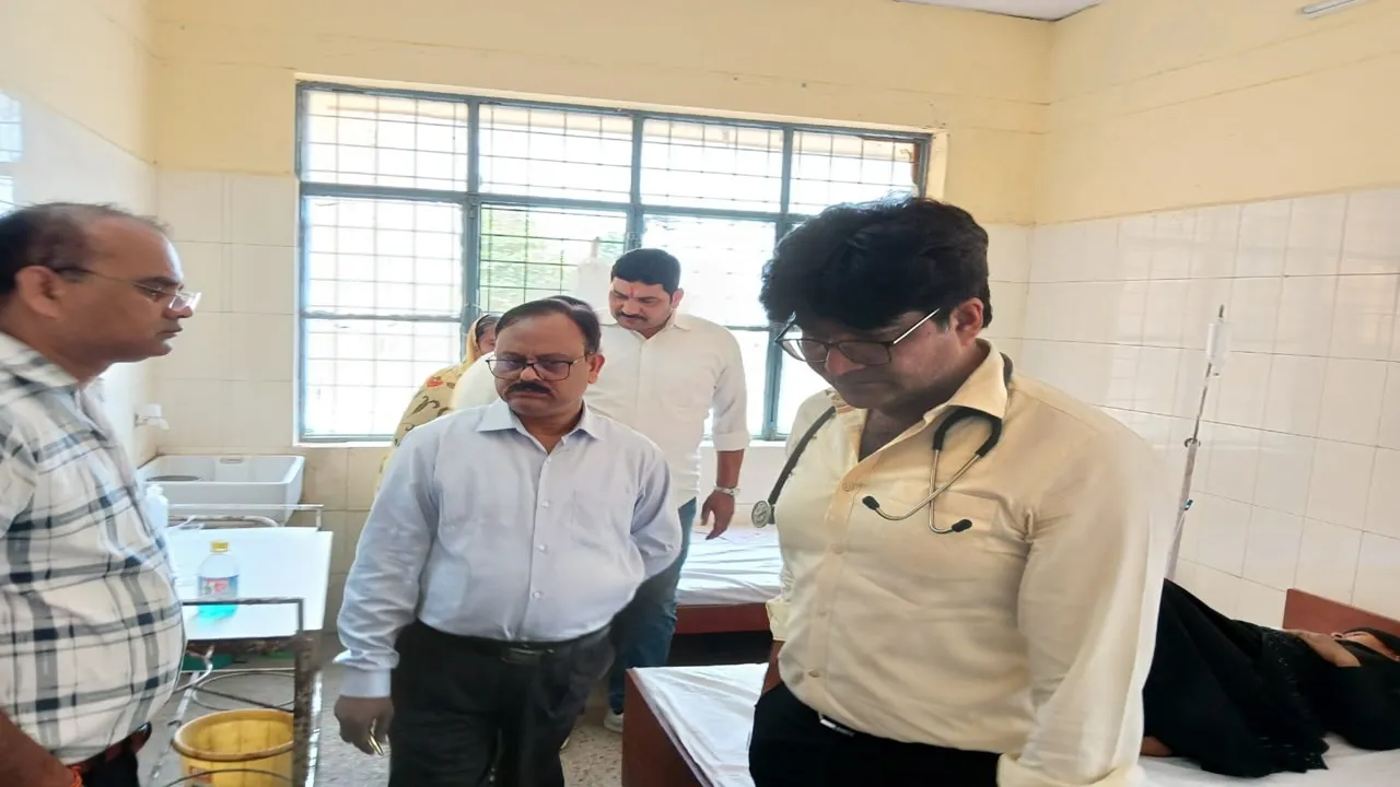 अमेठी: सीएमओ ने सीएचसी का किया औचक निरीक्षण, बाहर की दवा लिखने पर जताई नाराजगी