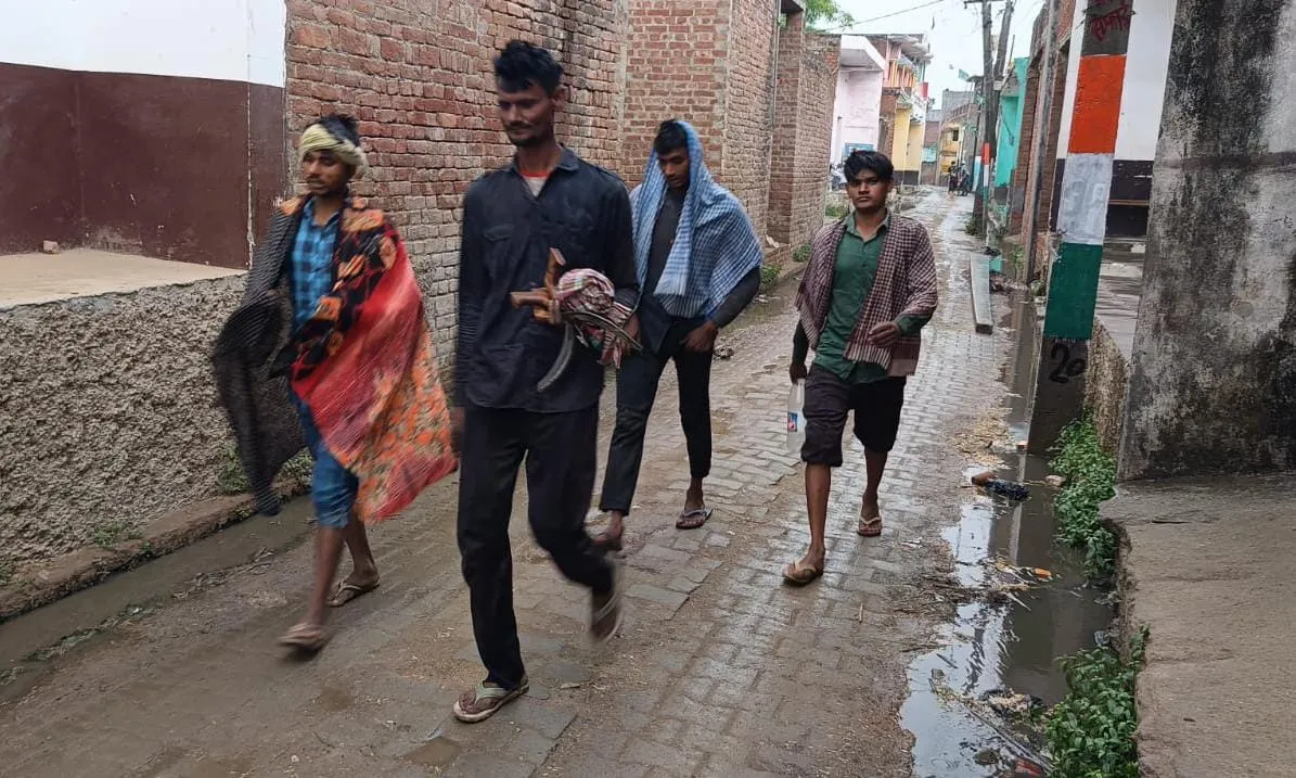 संभल: बरसात की वजह से रुकी गेहूं की कटाई, किसानों की बढ़ी चिंता