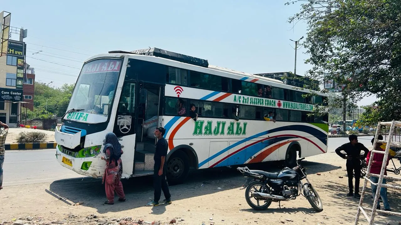 पूरनपुर का किराया लेकर बरेली में उतारने पर यात्रियों का हंगामा, जयपुर से आ रही थी निजी बस