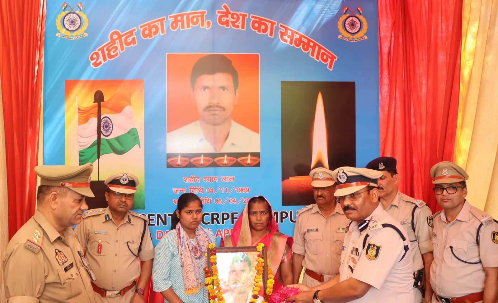 रामपुर: सीआरपीएफ डीआईजी ने शहीद जवान के घर जाकर दी श्रद्धांजलि