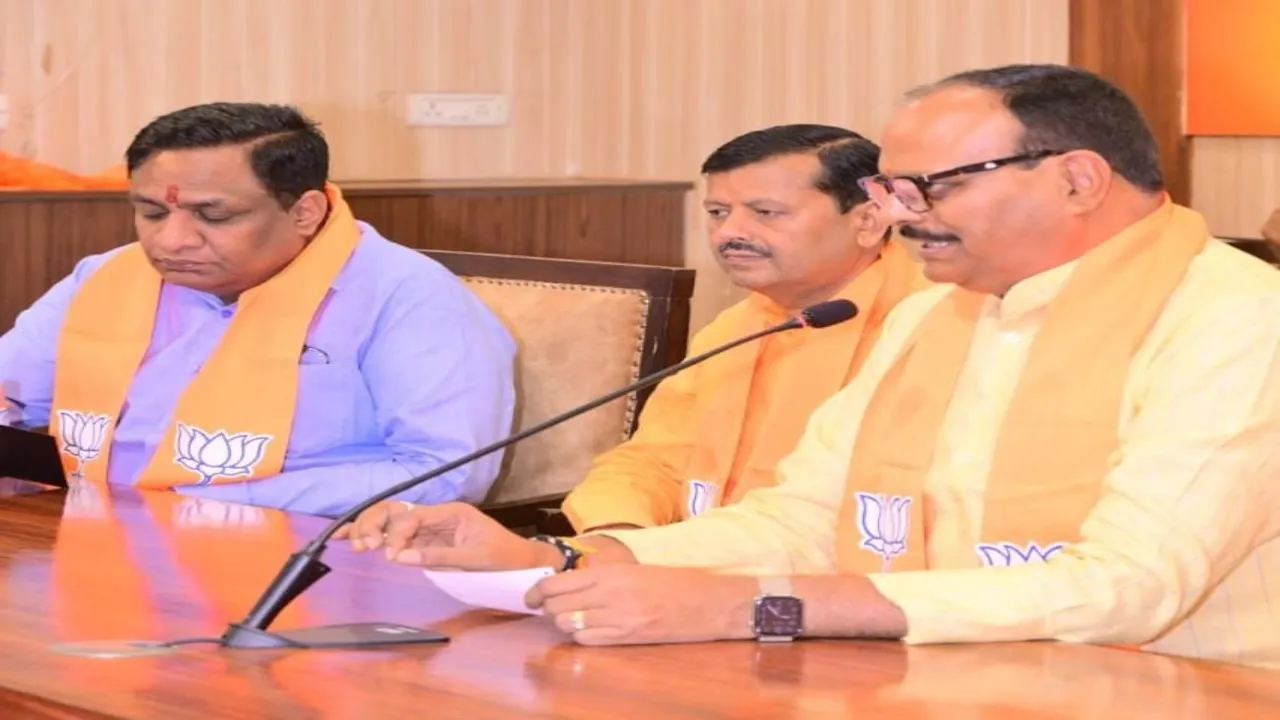 रामगोपाल यादव के बयान पर डिप्टी सीएम ब्रजेश पाठक का पलटवार, बोले-इनकी छाती पर लोट रहे हैं सांप 